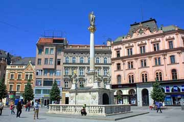  Vrijheidsplein in het centrum van Brno met fraaie pestzuil